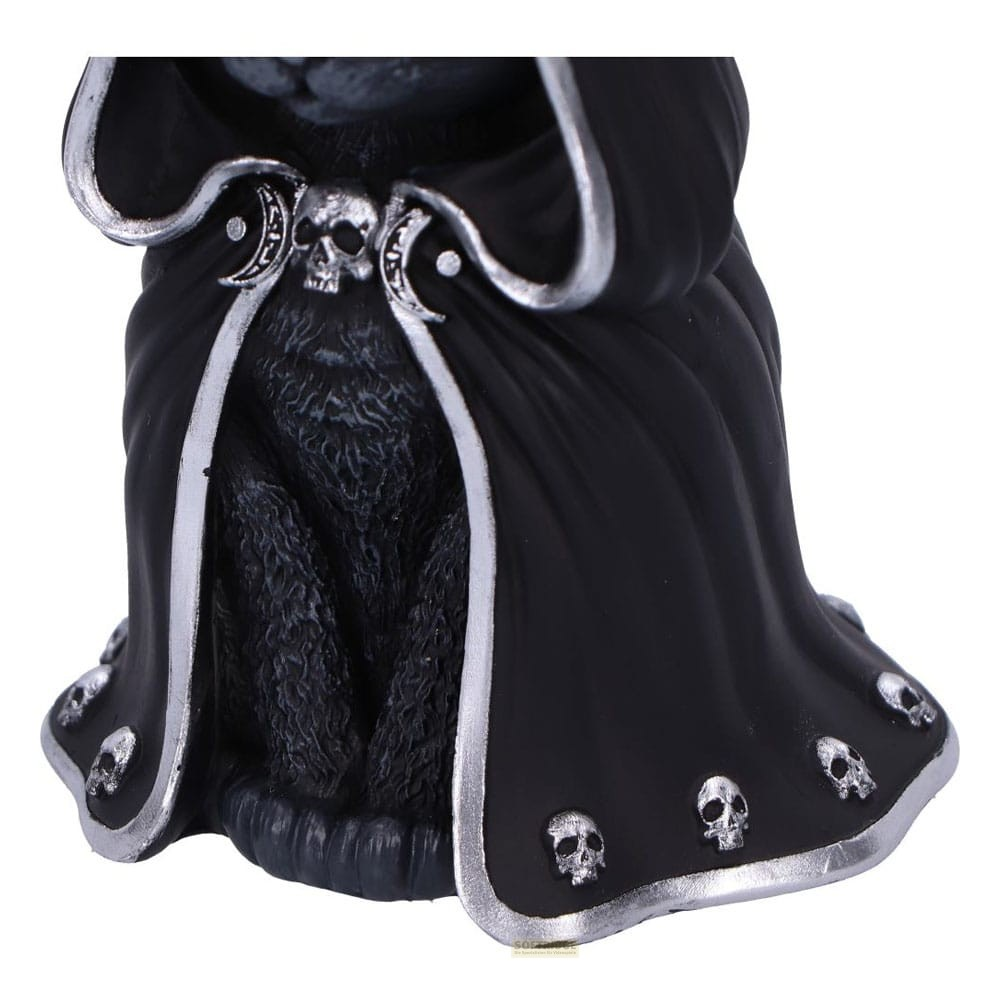 Una figura de gato negro con capa y diseño de calavera y luna creciente plateadas.