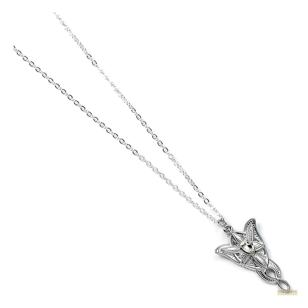 Un collar de plata con un colgante de estilo élfico intrincado y un pequeño cristal en el centro.