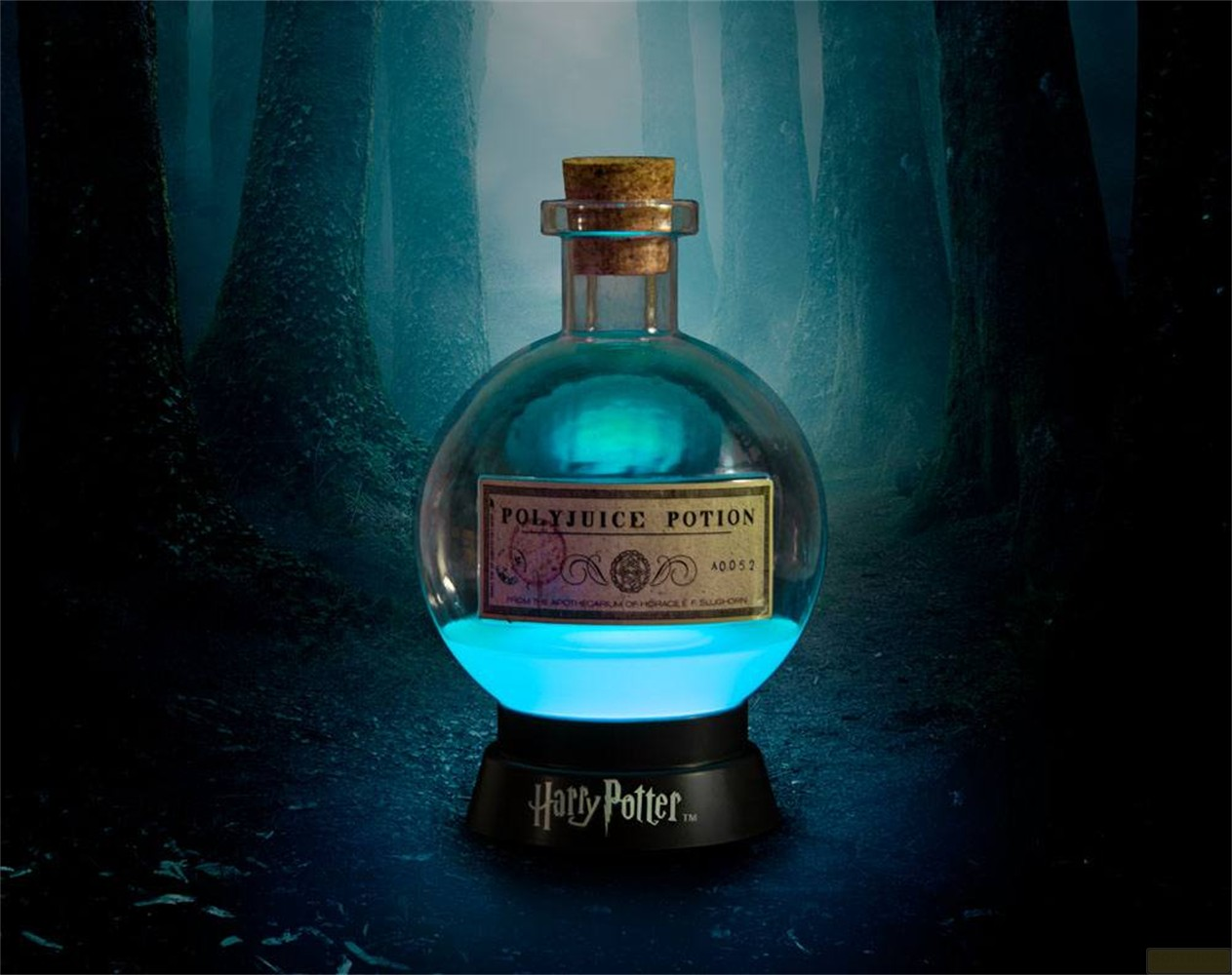 Una botella luminosa de Poción Multijugos sobre un soporte frente a un bosque oscuro.