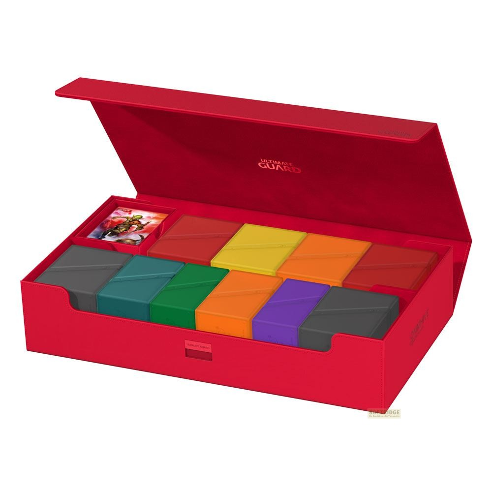 Une boîte de rangement rouge ouverte contenant des boîtes de cartes colorées sur fond blanc.