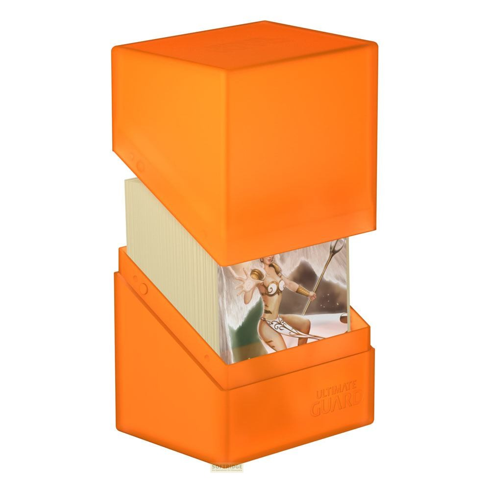 Une boîte de deck orange avec un couvercle ouvert révèle des cartes empilées, la carte avant montrant une guerrière fantastique.