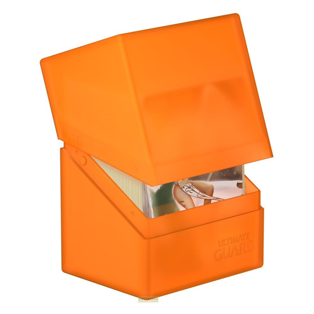 Une boîte de deck Ultimate Guard orange avec un couvercle ouvert, remplie de cartes à jouer.