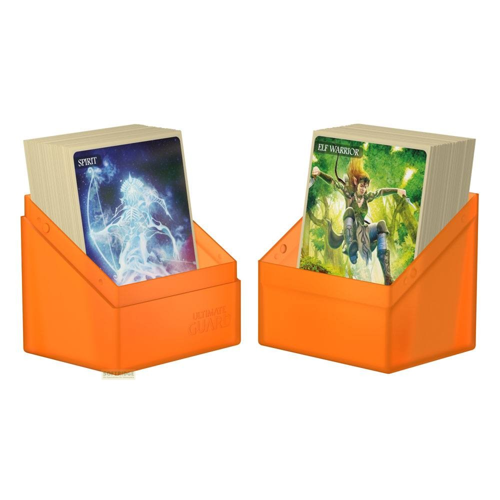 Deux boîtes de cartes orange remplies de cartes à collectionner fantastiques sur fond blanc.