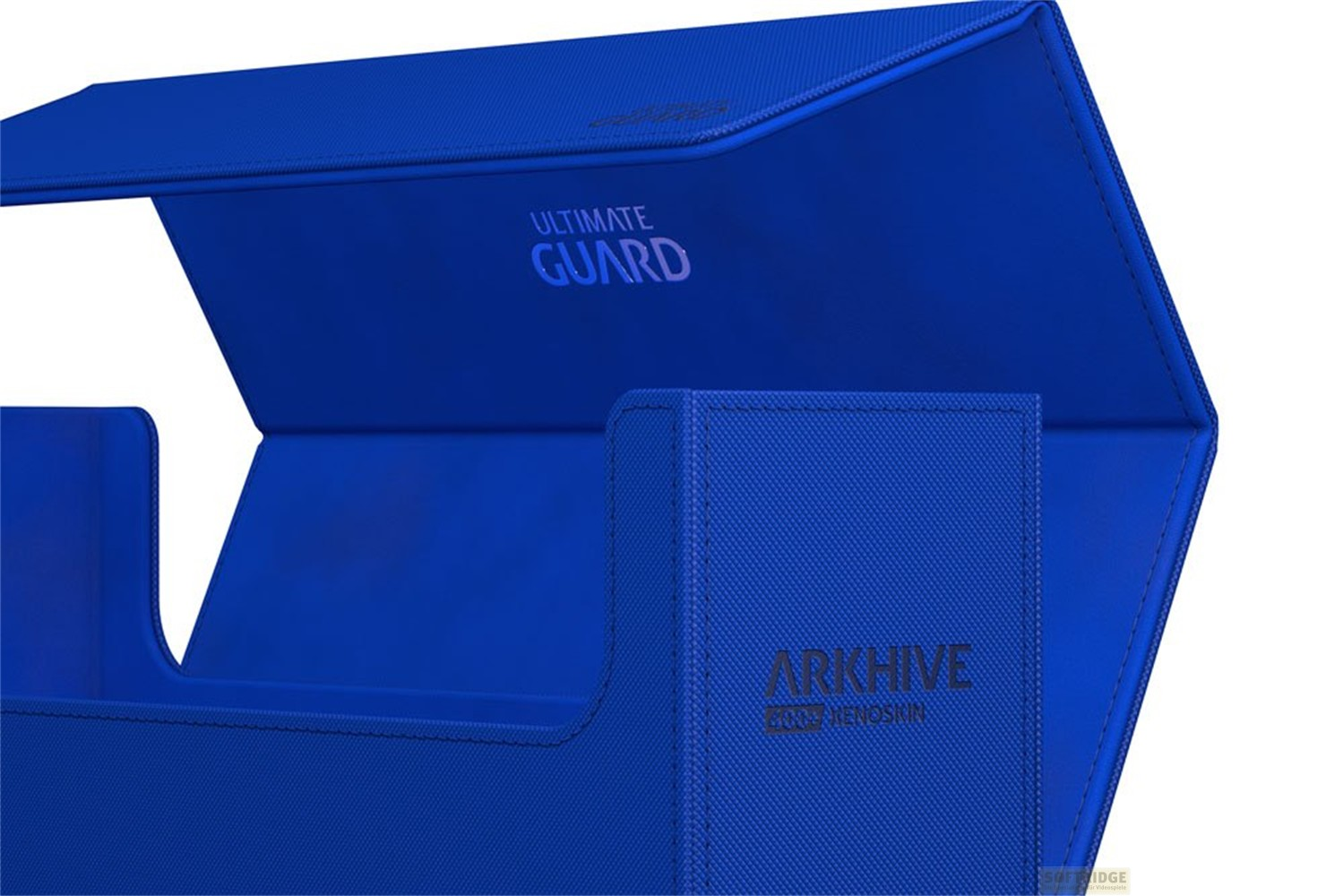 Boîte de pont bleue Ultimate Guard Arkhive 400+ Xenoskin avec couvercle ouvert.