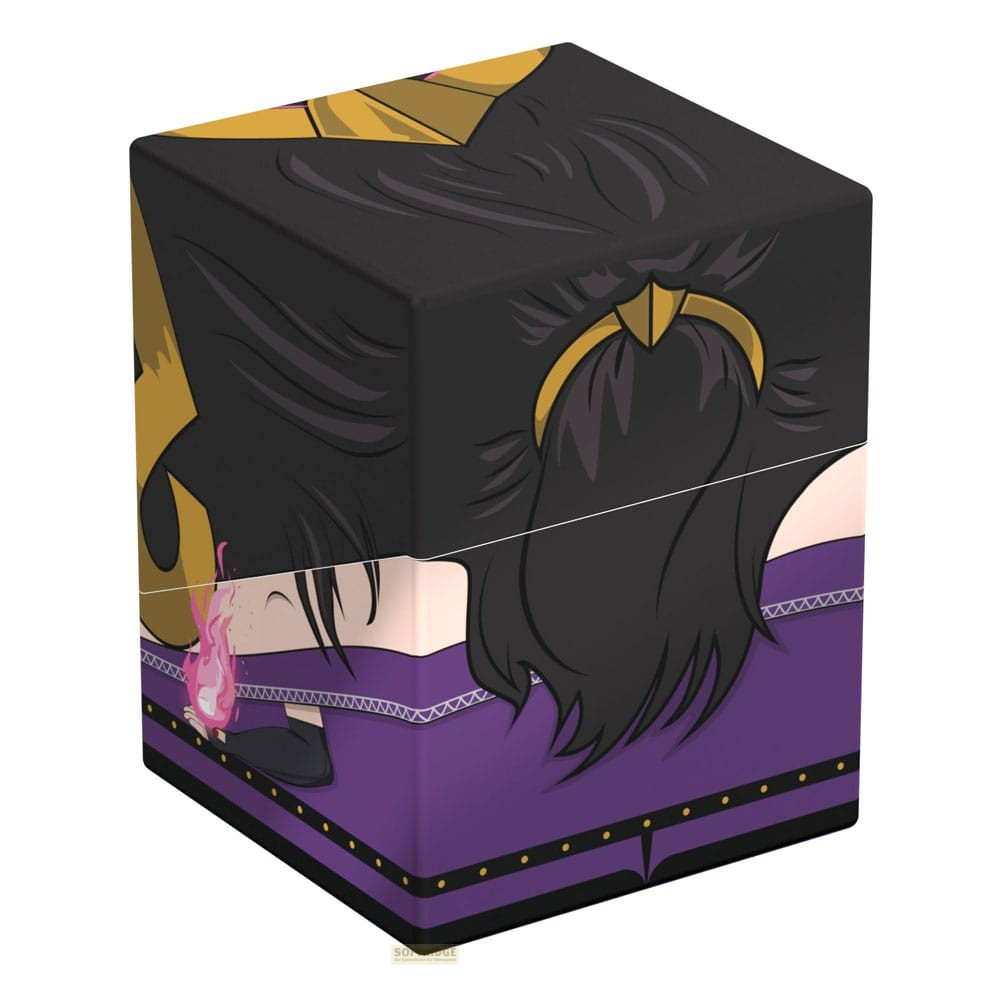 Une boîte carrée représentant un personnage de dessin animé aux cheveux noirs, bandeau doré et vêtements violets.