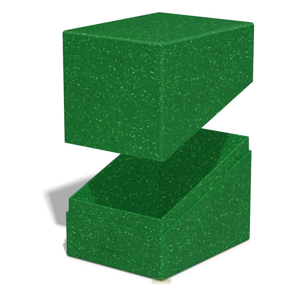 Une boîte de rangement verte mouchetée avec son couvercle en diagonale au-dessus sur fond blanc.