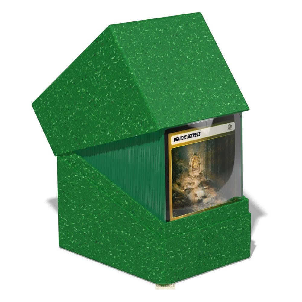 Boîte verte avec des taches rougeâtres contenant un jeu de cartes, l'avant montre une carte fantastique.