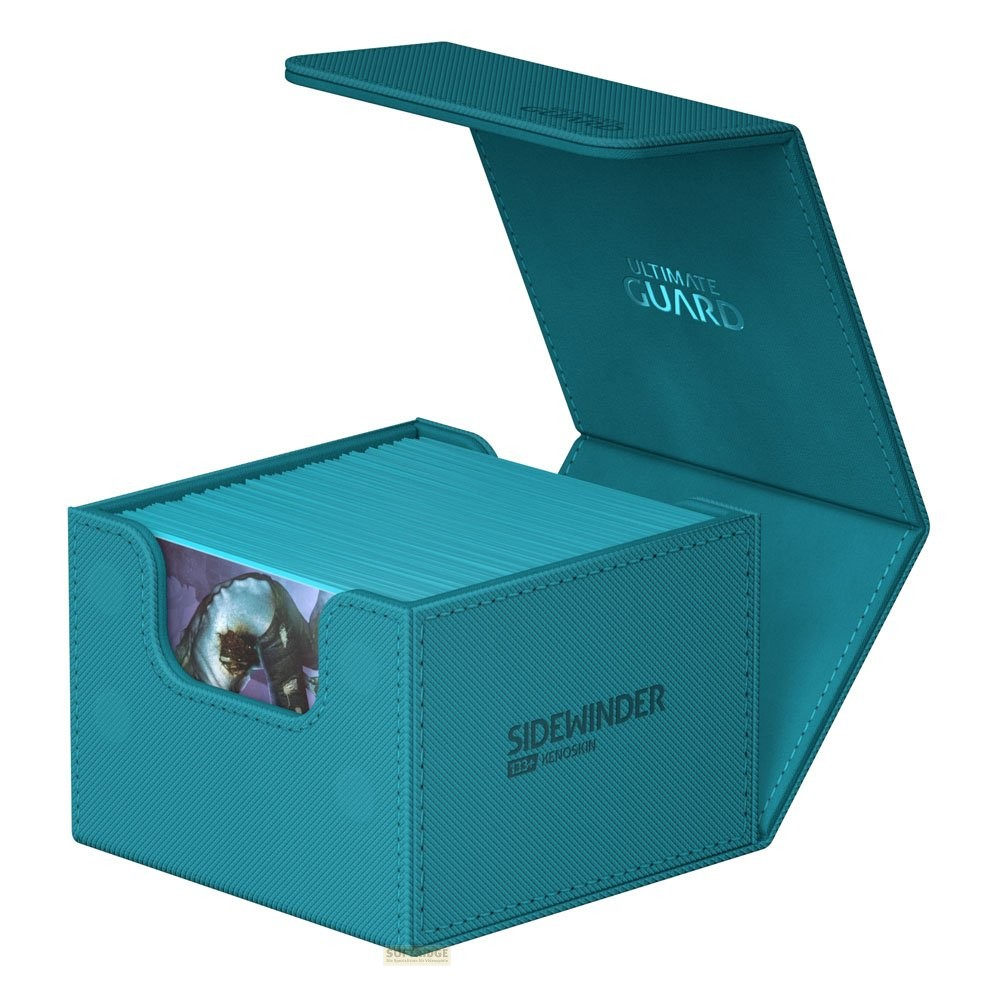 Une boîte de deck Sidewinder turquoise ouverte remplie de cartes à collectionner, avec le logo Ultimate Guard.
