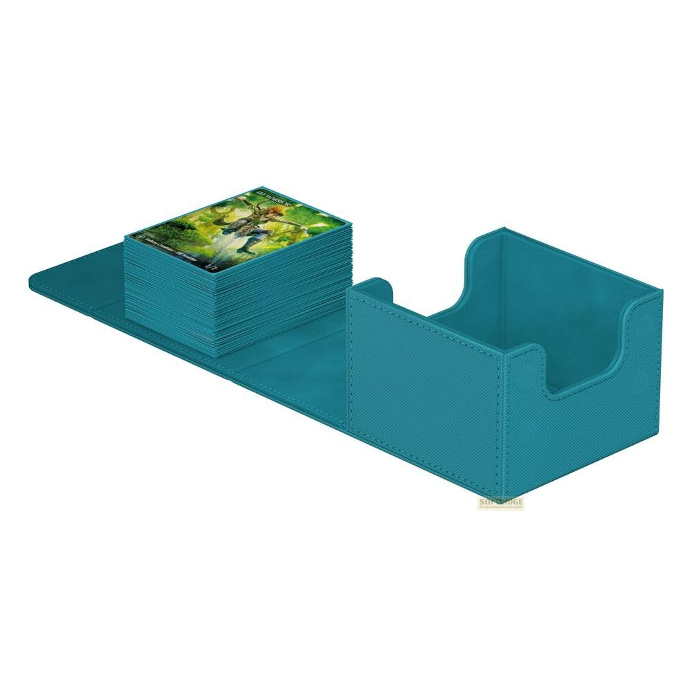 Boîte à cartes en cuir turquoise avec un jeu de cartes empilé d'un côté et un compartiment vide à côté.