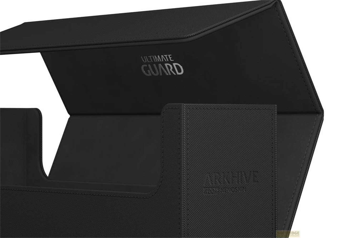 Une boîte de deck noire Ultimate Guard avec le logo à l'intérieur et le texte Arkhive.