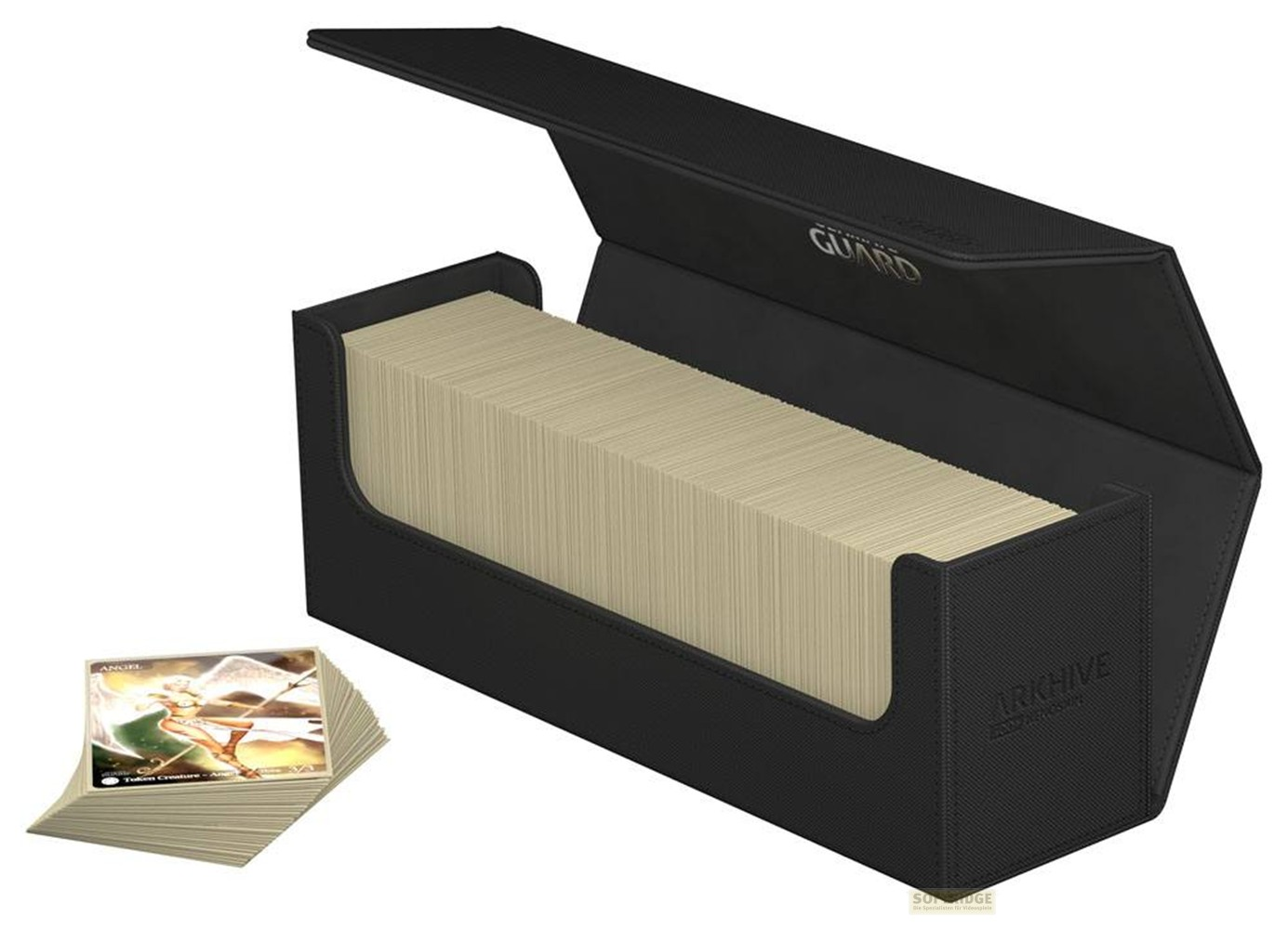 Une boîte de rangement noire ouverte remplie de cartes à collectionner empilées, avec une autre petite pile.