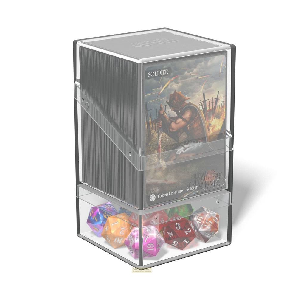 Boîte transparente en acrylique pour cartes à collectionner, remplie de cartes, avec des dés colorés en bas.