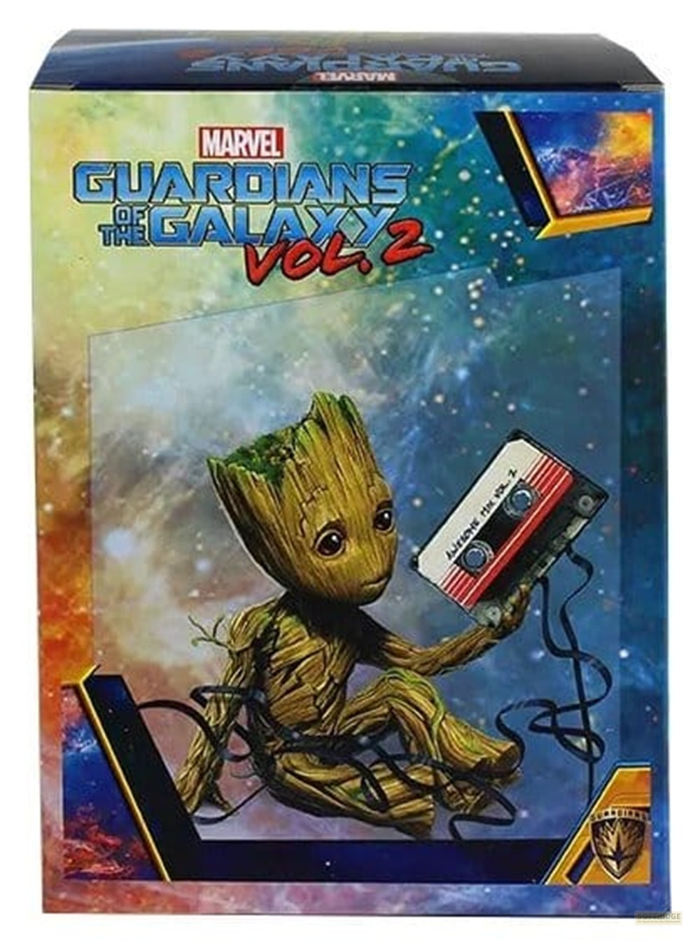 Una caja de Guardianes de la Galaxia Vol. 2 muestra al bebé Groot enredado en cinta y sosteniendo un casete.