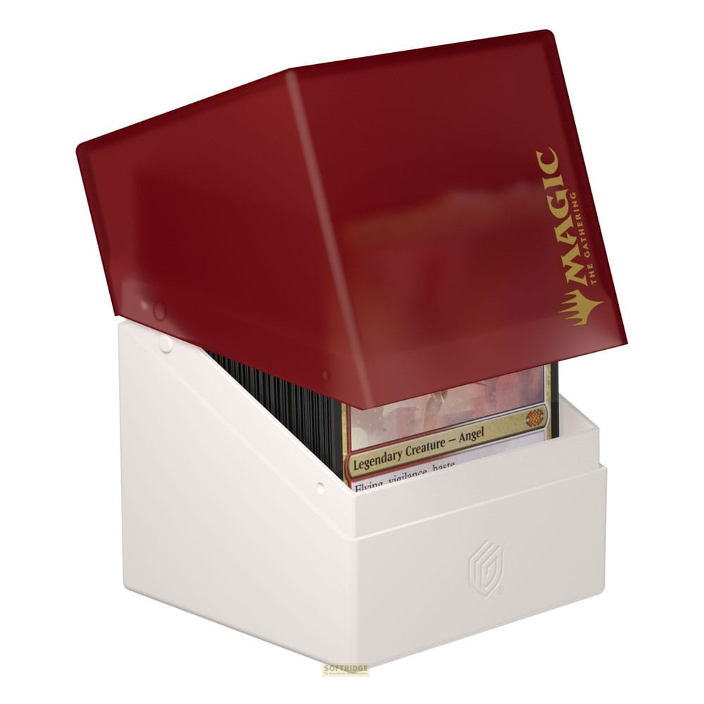 Une boîte blanche avec un couvercle rouge ouvert, remplie de cartes Magic The Gathering sur fond uni.