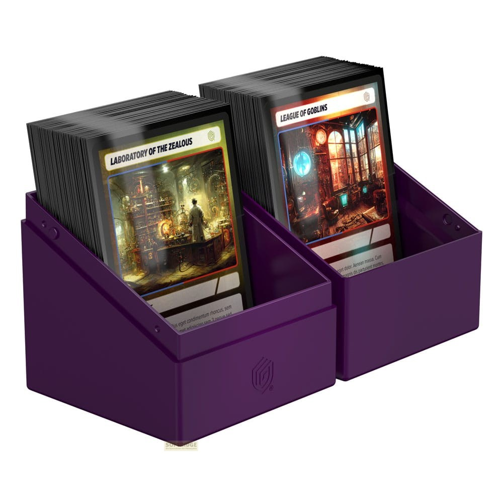 Deux boîtes de rangement violettes remplies de cartes à collectionner, avec des illustrations fantastiques.