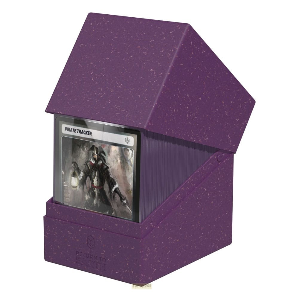 Une boîte de jeu de cartes violette avec une carte 'Pirate Tracker' visible à l'avant.