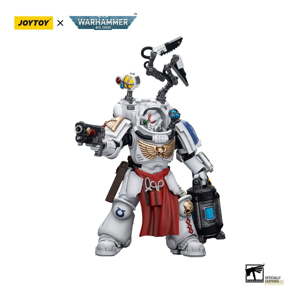 Biało-niebieska figurka Warhammer 40k z pistoletem, czerwonym fartuchem i mechanicznymi ramionami na plecach.