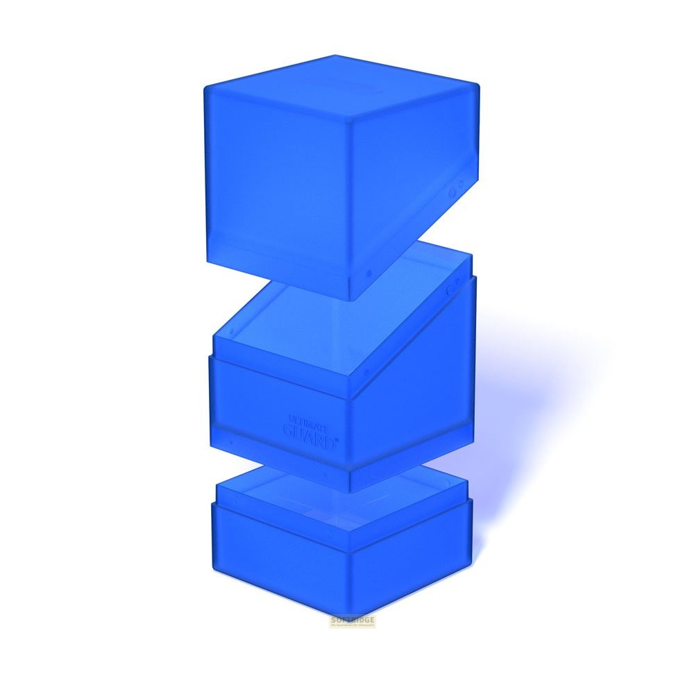 Boîte à cartes en plastique bleu translucide avec couvercle et base amovibles sur fond blanc.
