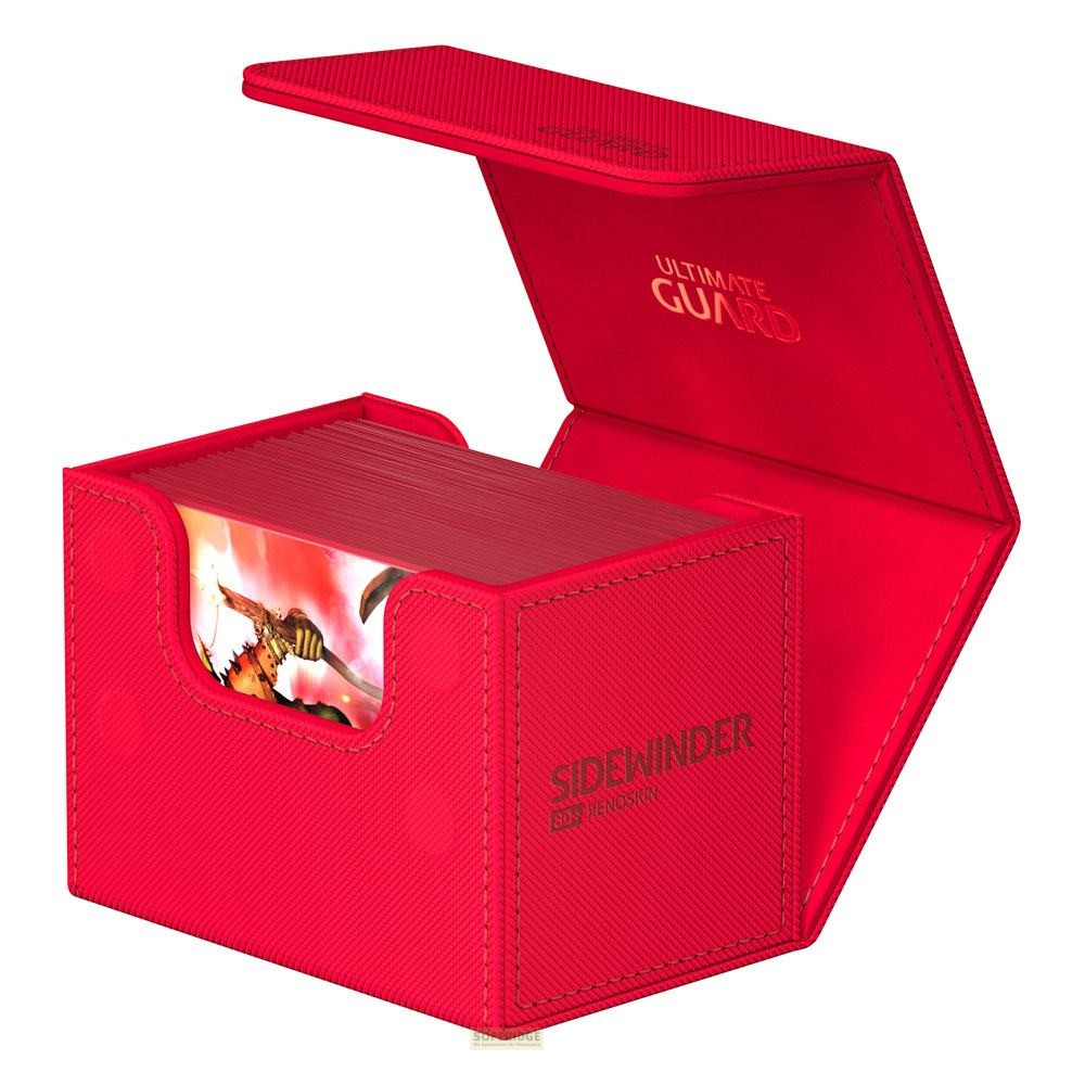 Une boîte de jeu rouge Ultimate Guard Sidewinder avec un couvercle ouvert et des cartes visibles.