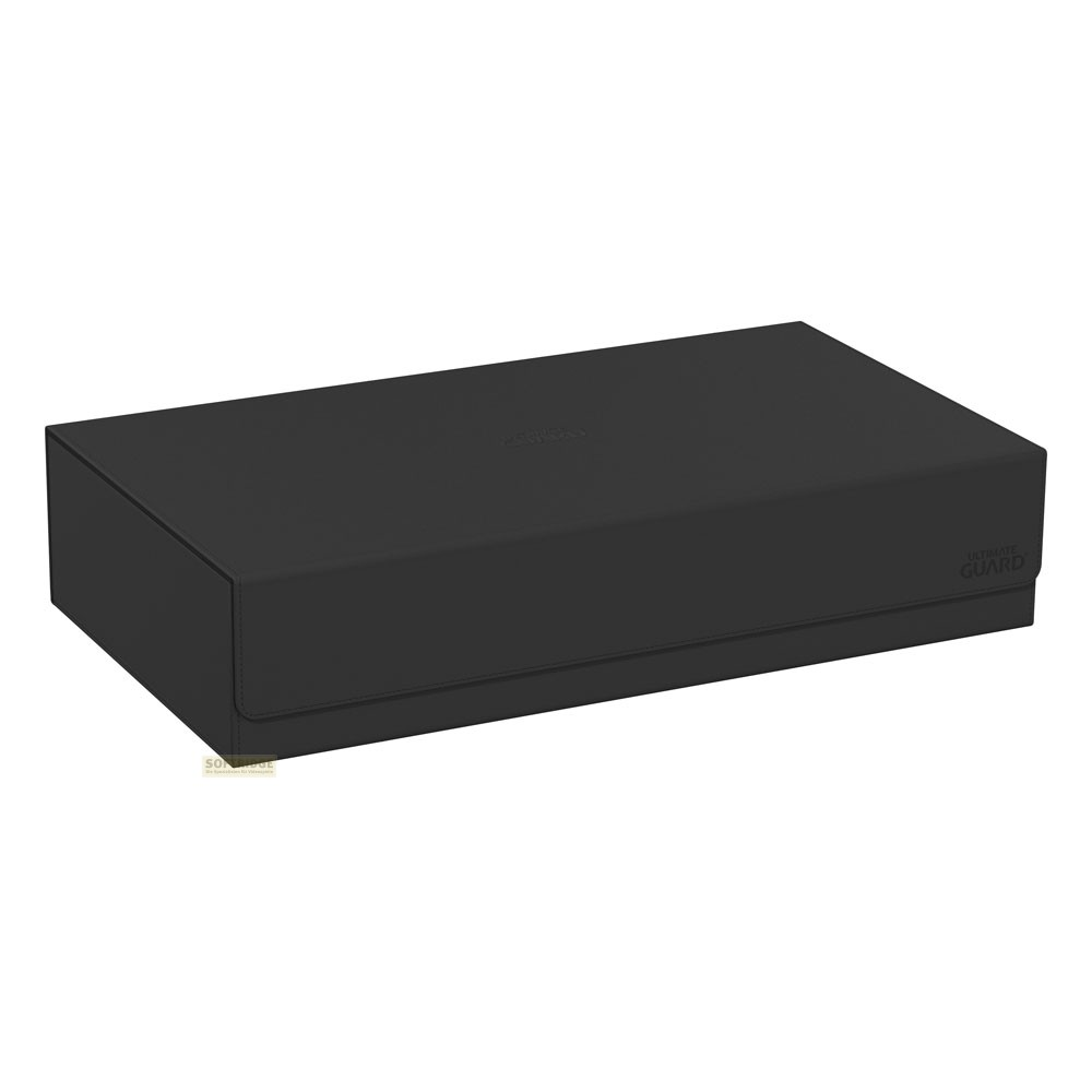 Une boîte de rangement noire rectangulaire fermée sur fond blanc avec un logo Ultimate Guard discret.