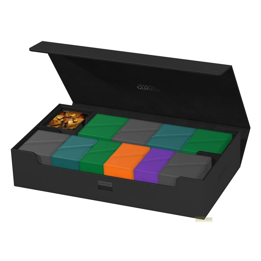 Une boîte noire ouverte contenant plusieurs boîtes de deck colorées et une carte.