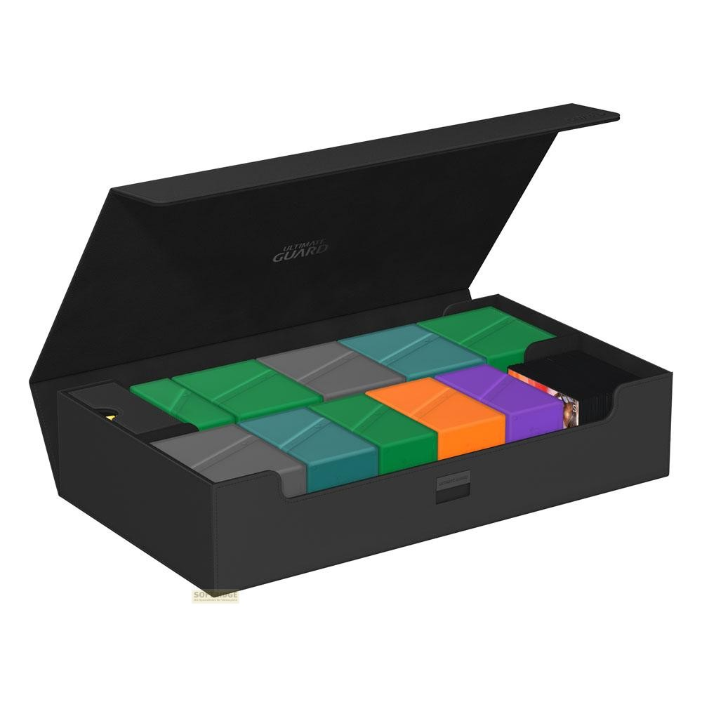 Une boîte noire ouverte Ultimate Guard contenant plusieurs boîtes de cartes colorées à l'intérieur.