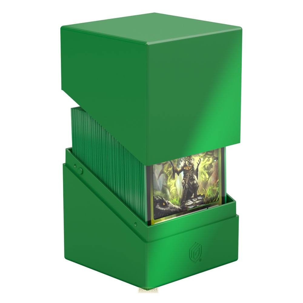 Une boîte de cartes verte remplie de cartes vertes et une carte illustrée à l'avant.