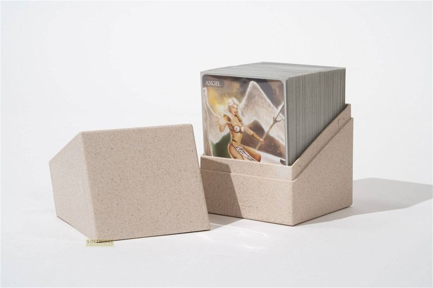 Une boîte à cartes beige contenant un jeu avec une carte d'ange à l'avant, et son couvercle séparé à côté.