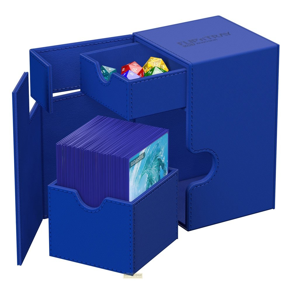 Une boîte de jeu en cuir bleu ouverte avec des cartes et des dés.