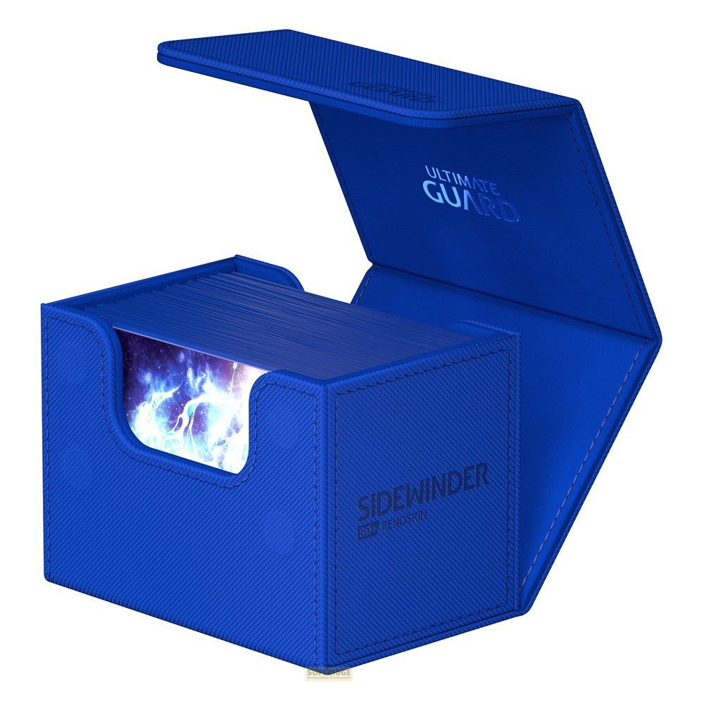 Une boîte de deck bleue Ultimate Guard Sidewinder avec rabat ouvert et cartes à l'intérieur.