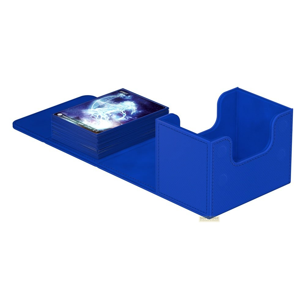 Une boîte de deck de cartes bleue avec une pile de cartes sur son rabat ouvert sur fond blanc.