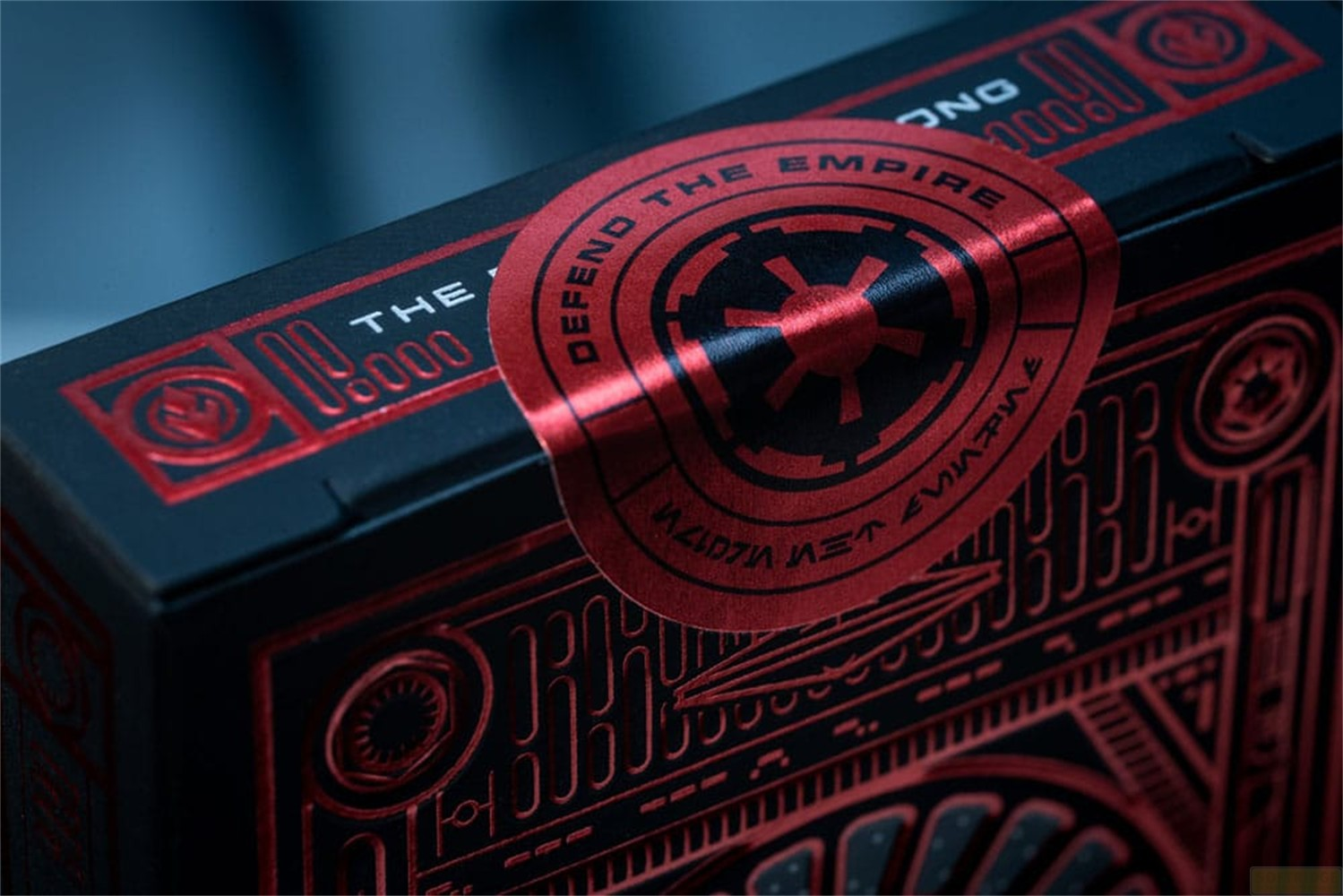 Une boîte de cartes à jouer impériale Star Wars noire avec un sceau rouge.