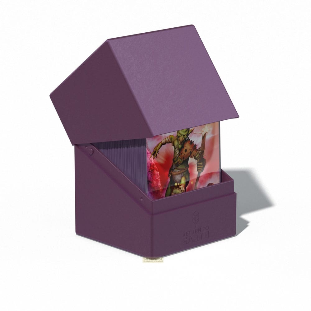 Une boîte à cartes violette ouverte affichant une illustration de gobelin sur la carte avant.