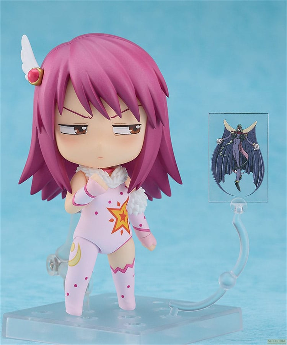 Una figura de acción chibi de pelo rosa con traje blanco de estrellas y una tarjeta de personaje flotante.