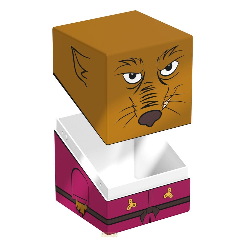 Une boîte en carton ouverte avec un couvercle de loup et un manteau rouge.