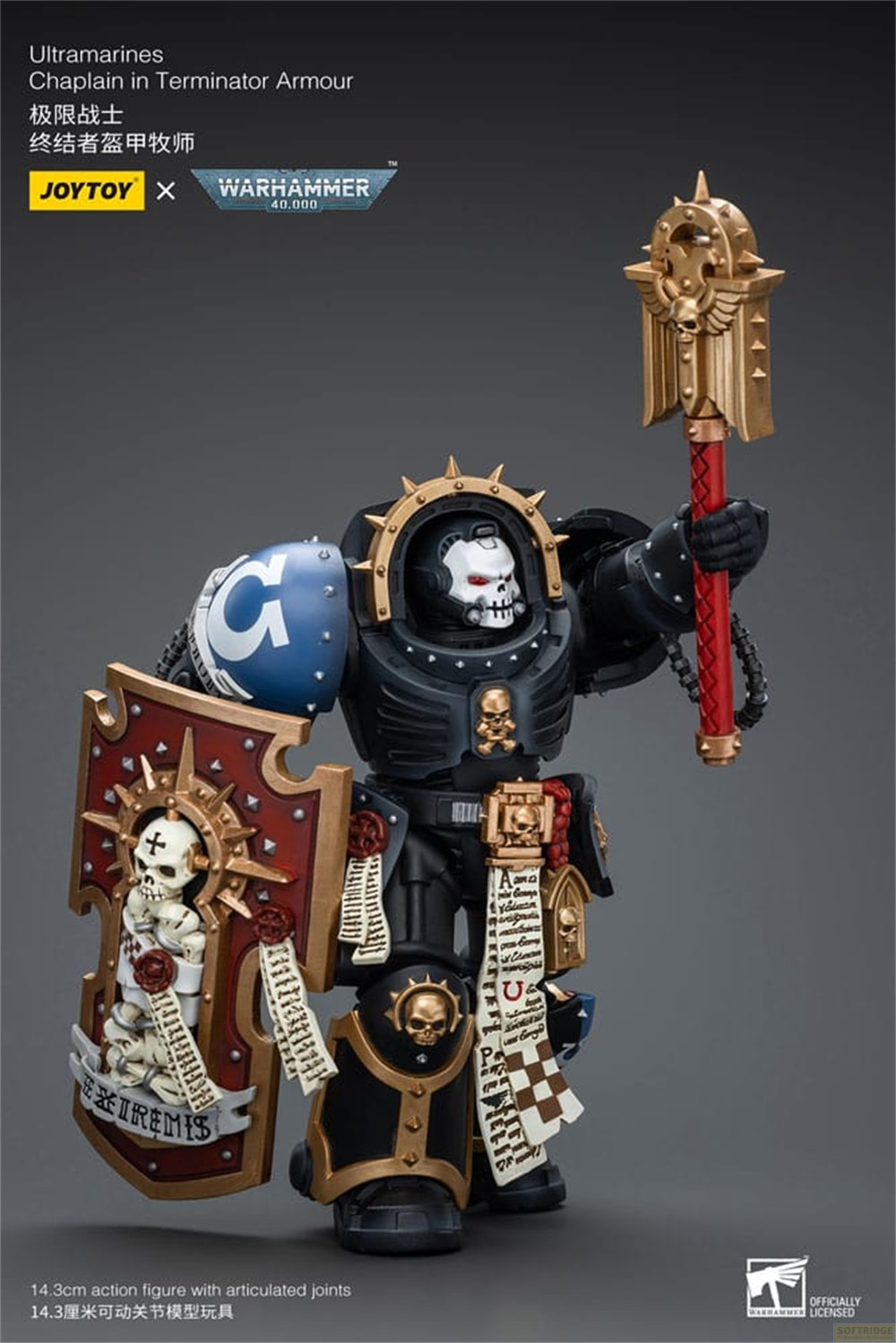 Kapelan Ultramarines w pancerzu Terminatora trzyma złoty pastorał i tarczę.