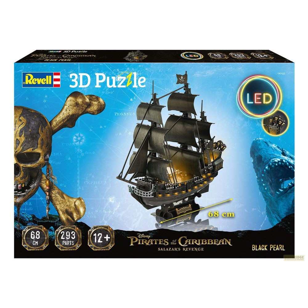 La boîte de puzzle 3D Revell montre le navire Black Pearl avec des lumières LED, un crâne et un requin.