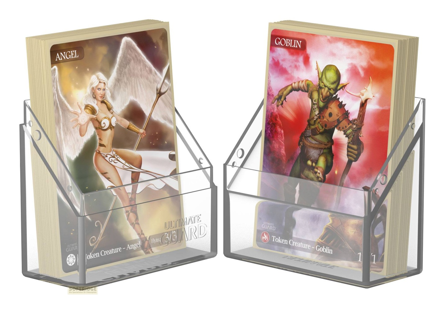Zwei Acrylhalter mit Sammelkarten; links ein Engel-Token, rechts ein Goblin-Token auf rotem Hintergrund.
