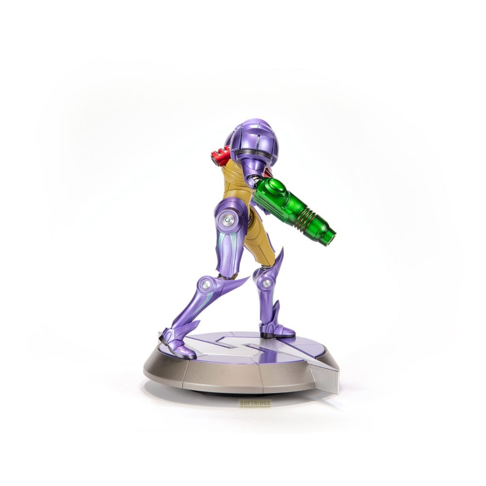 Figura de acción de Samus en morado y dorado con cañón verde sobre base redonda.