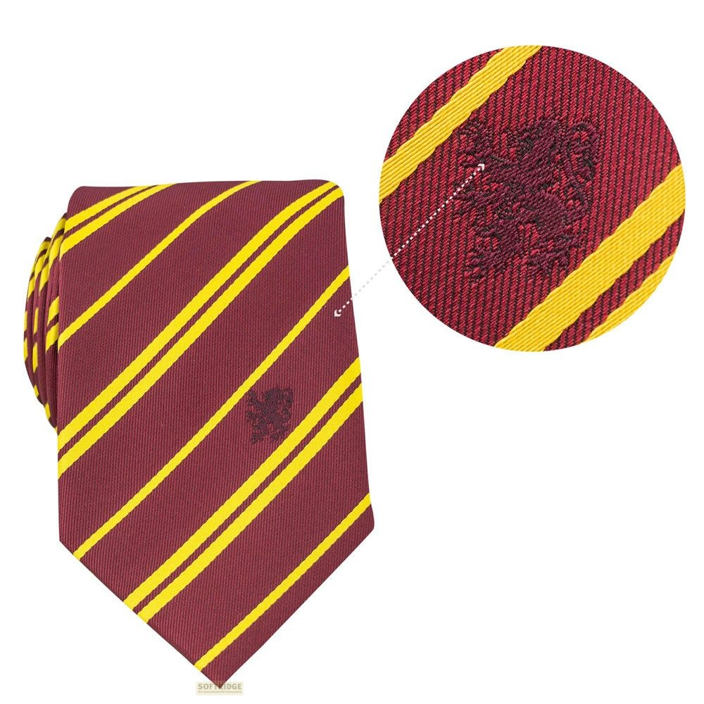 Corbata roja con rayas amarillas y escudo, un primer plano muestra el emblema del león bordado.