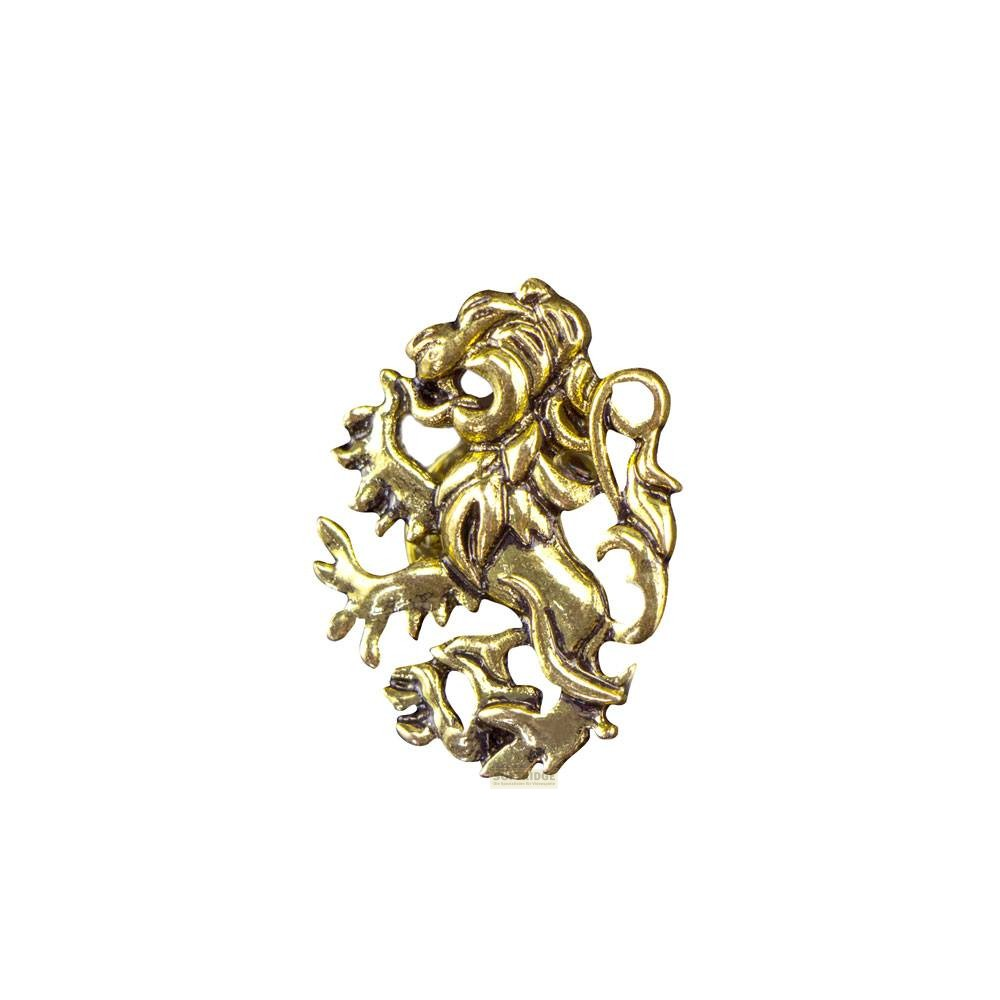 Broche de metal dorado con un león de pie en perfil sobre fondo blanco.