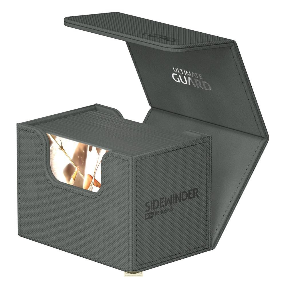 Une boîte de cartes grise Ultimate Guard Sidewinder est ouverte et remplie de cartes.