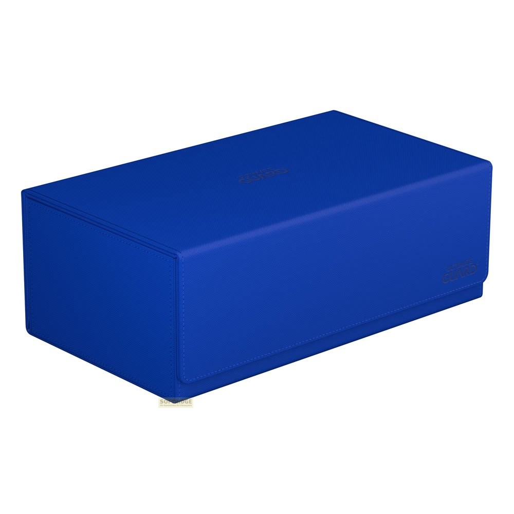 Une boîte de deck bleue fermée avec un logo noir sur fond blanc.