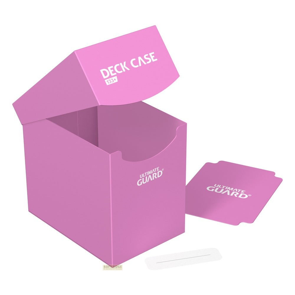Boîte de deck Ultimate Guard rose avec couvercle ouvert, un séparateur et une étiquette sur fond blanc.