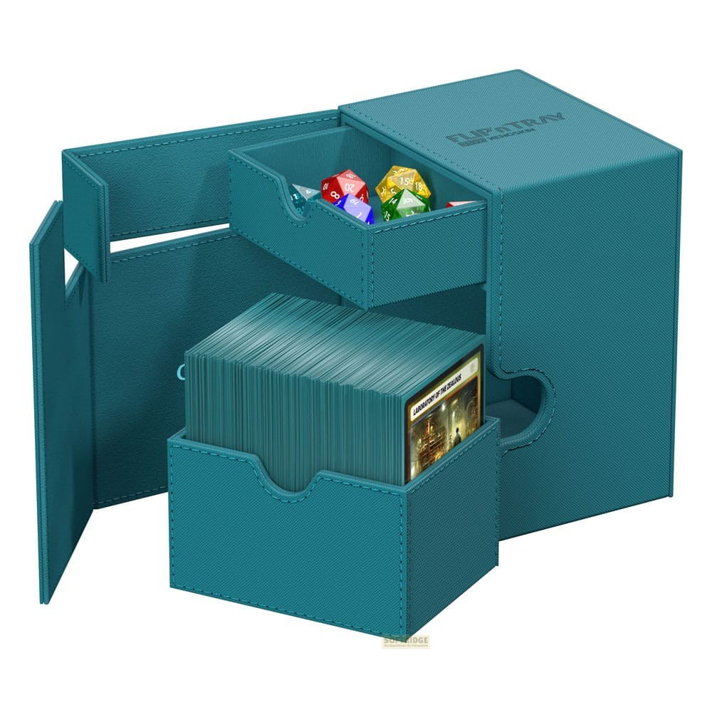 Une boîte de jeu en similicuir turquoise avec des tiroirs ouverts contenant des dés et des cartes.
