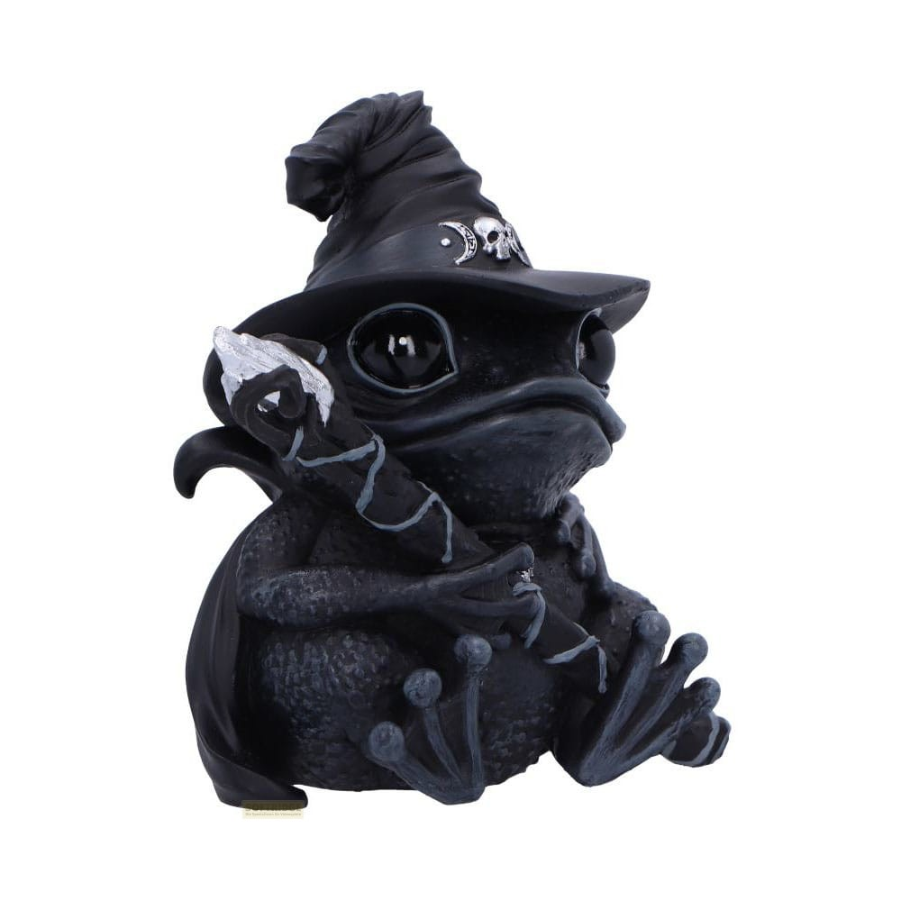 Una estatuilla de rana negra con sombrero de bruja y bastón sobre fondo blanco.