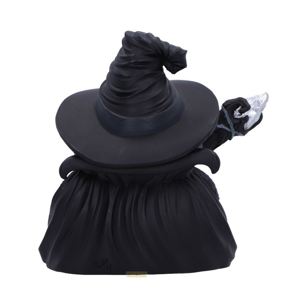 Vista trasera de una estatuilla de bruja con capa negra y sombrero puntiagudo, sosteniendo una varita plateada.