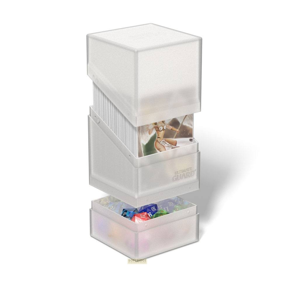 Boîte de deck Ultimate Guard transparente avec des compartiments empilés pour cartes et dés.