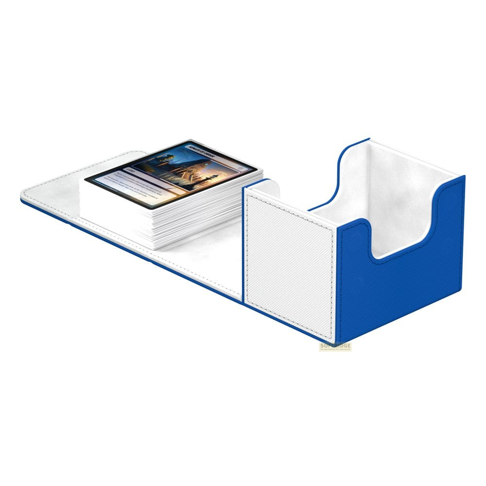 Une boîte à cartes en cuir bleu et blanc contenant un jeu de cartes sur une surface plane.