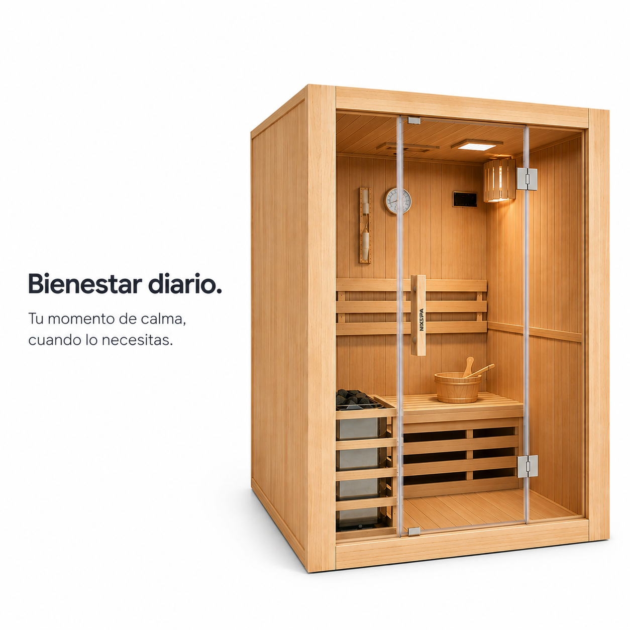 Una sauna casera de madera con puerta de cristal, banco, piedras y accesorios sobre fondo blanco.